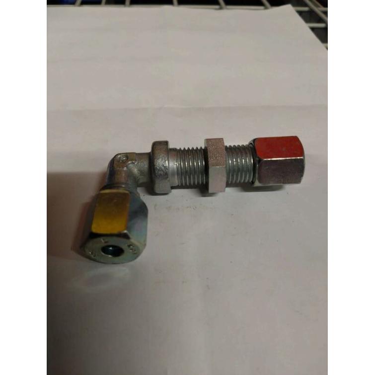 DIN Läpivientiliitin 90º L6